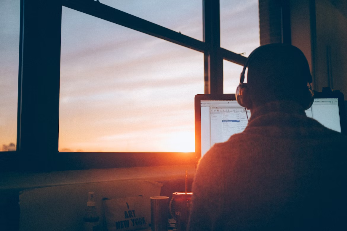 How Online Jobs Empower Your Social Life: Achieving Work-Life Harmony